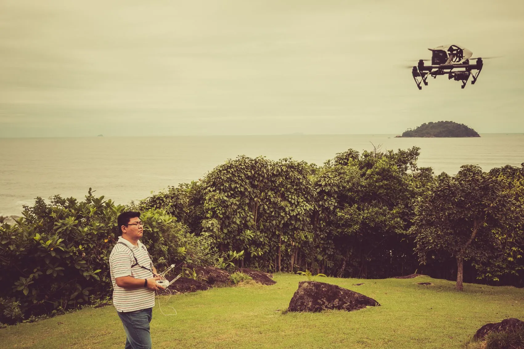 Márcio operando drone em campo